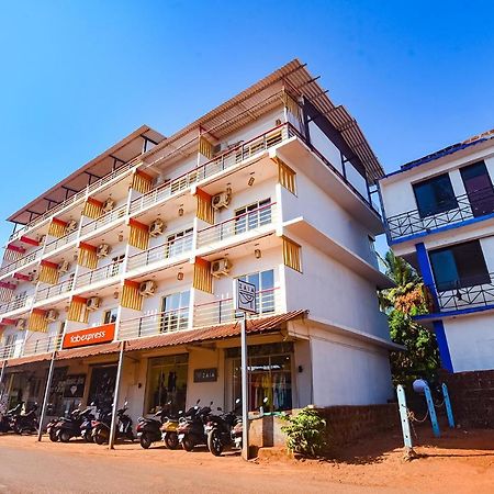 Hotel Fabexpress The Voyage Morjim Exteriér fotografie