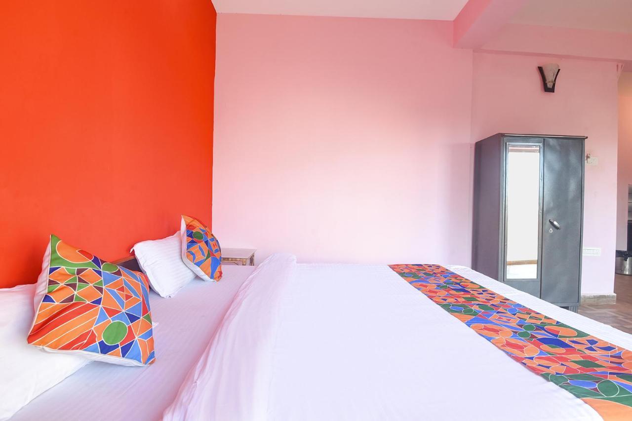 Hotel Fabexpress The Voyage Morjim Exteriér fotografie
