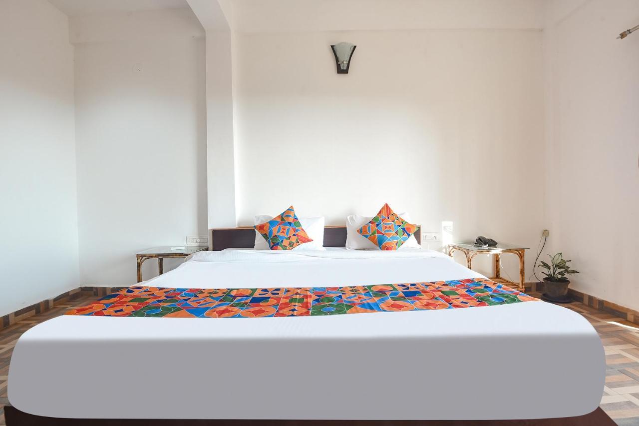 Hotel Fabexpress The Voyage Morjim Exteriér fotografie