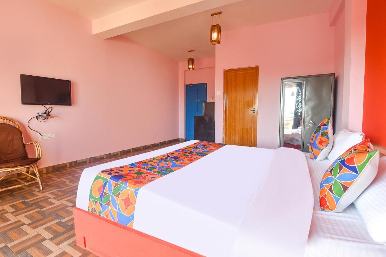 Hotel Fabexpress The Voyage Morjim Exteriér fotografie
